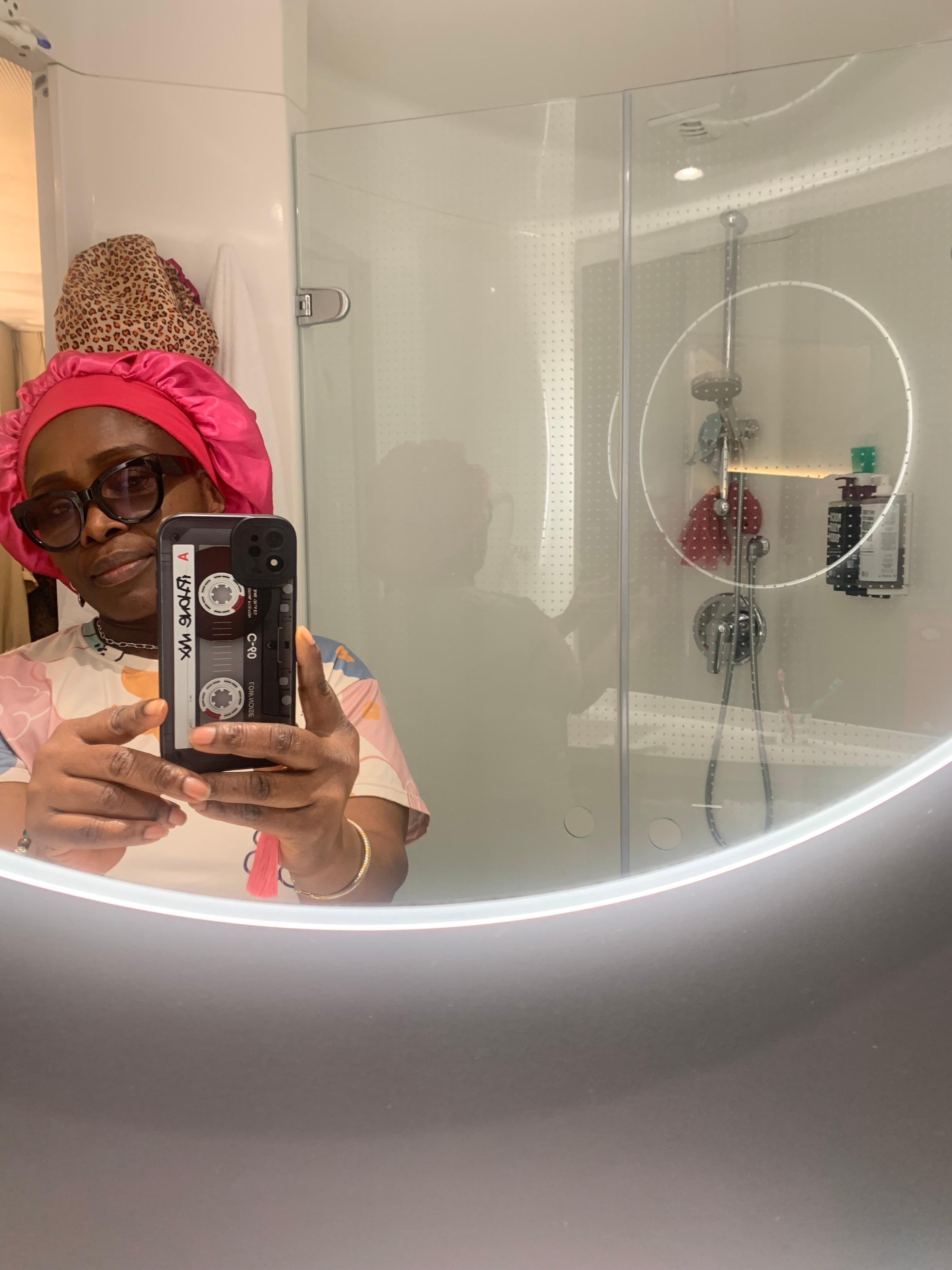 Bathroom was so clean I have to take a selfie in there🤣