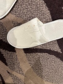 Les pantoufles fournies tachées ( liquide pas identifié..)