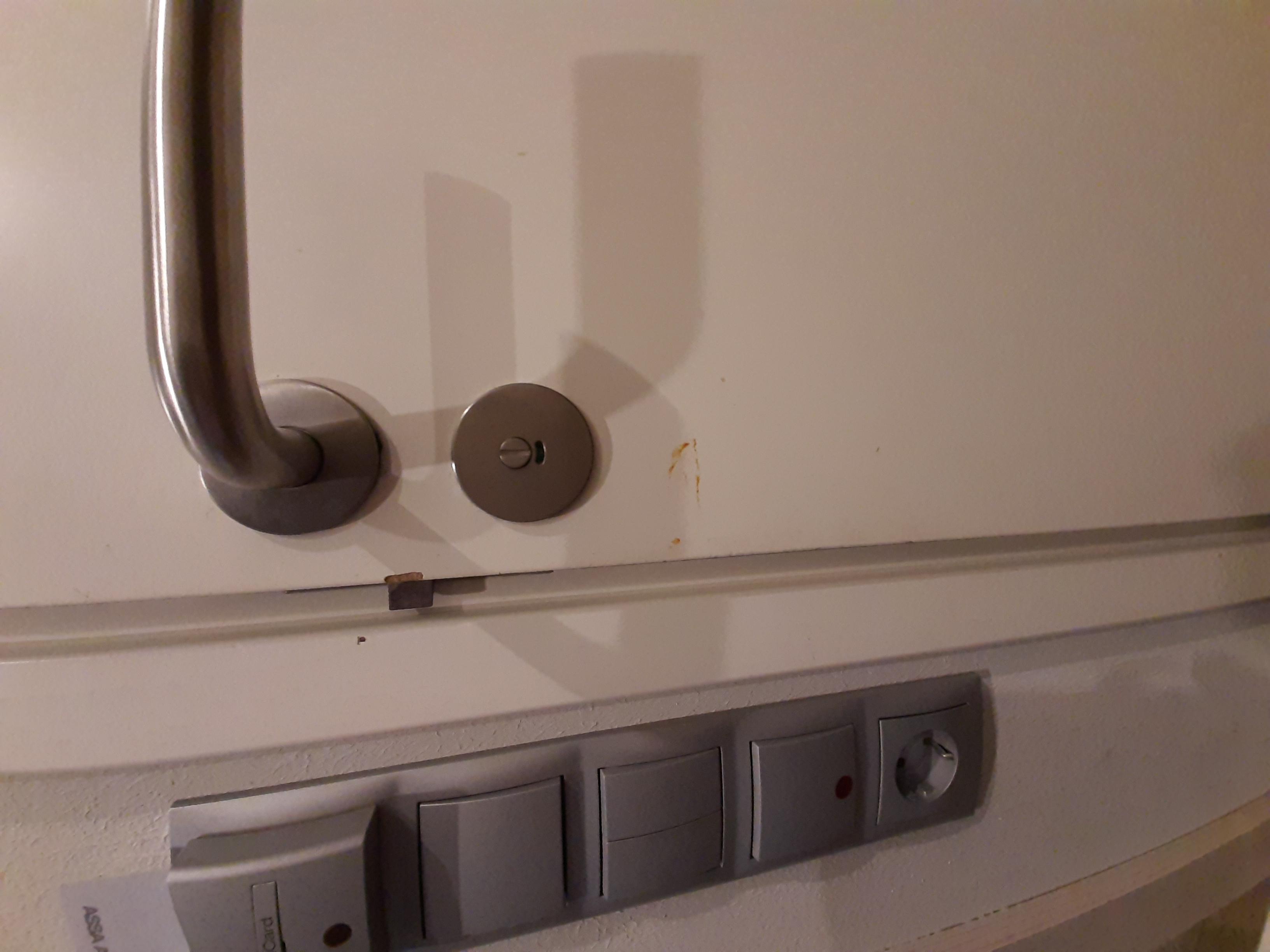 Kylppärin ovi oli sottainen midän saapuessa huoneeseen, vaikutti kuin olisi ollut ketsuppia tai vastaavaa sormissa.
Jätis tästä huoneeseen lapun ja otin kuvan todisteeksi, ettei ollut meidän aiheuttama. Muuten huone oli normaalisti siistissä kunnossa