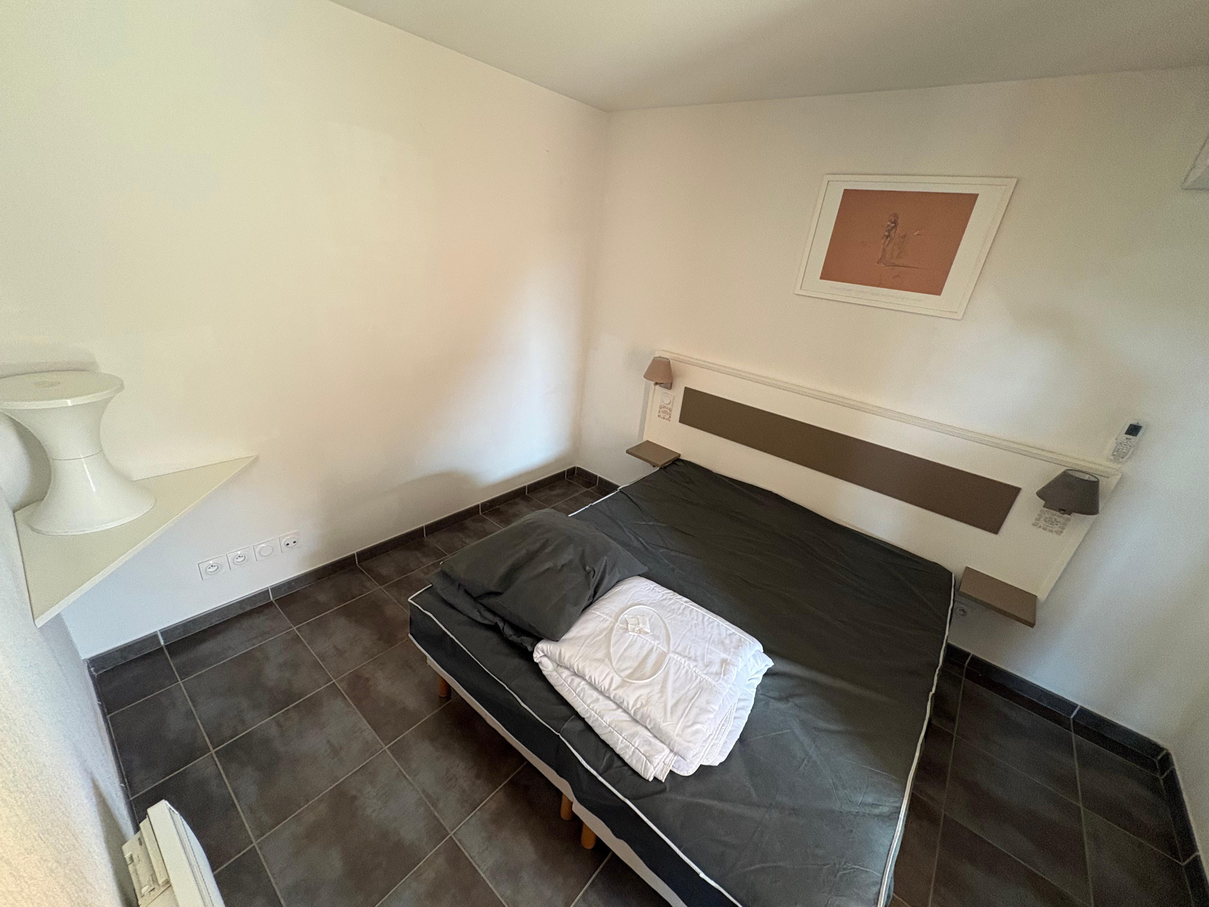 Chambre 2 avec un lit pour deux personnes (lit de 160cm) ainsi qu’un grand dressing