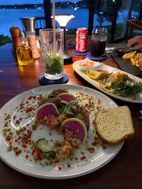 The best tuna I have ever had so fresh and the Mojito wasn’t bad either lol