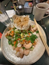 Cashew shrimp. It was delicious. The shrimp and vegetables were cooked perfectly.