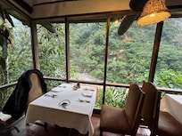 Café da manhã com vista para o rio Urubamba