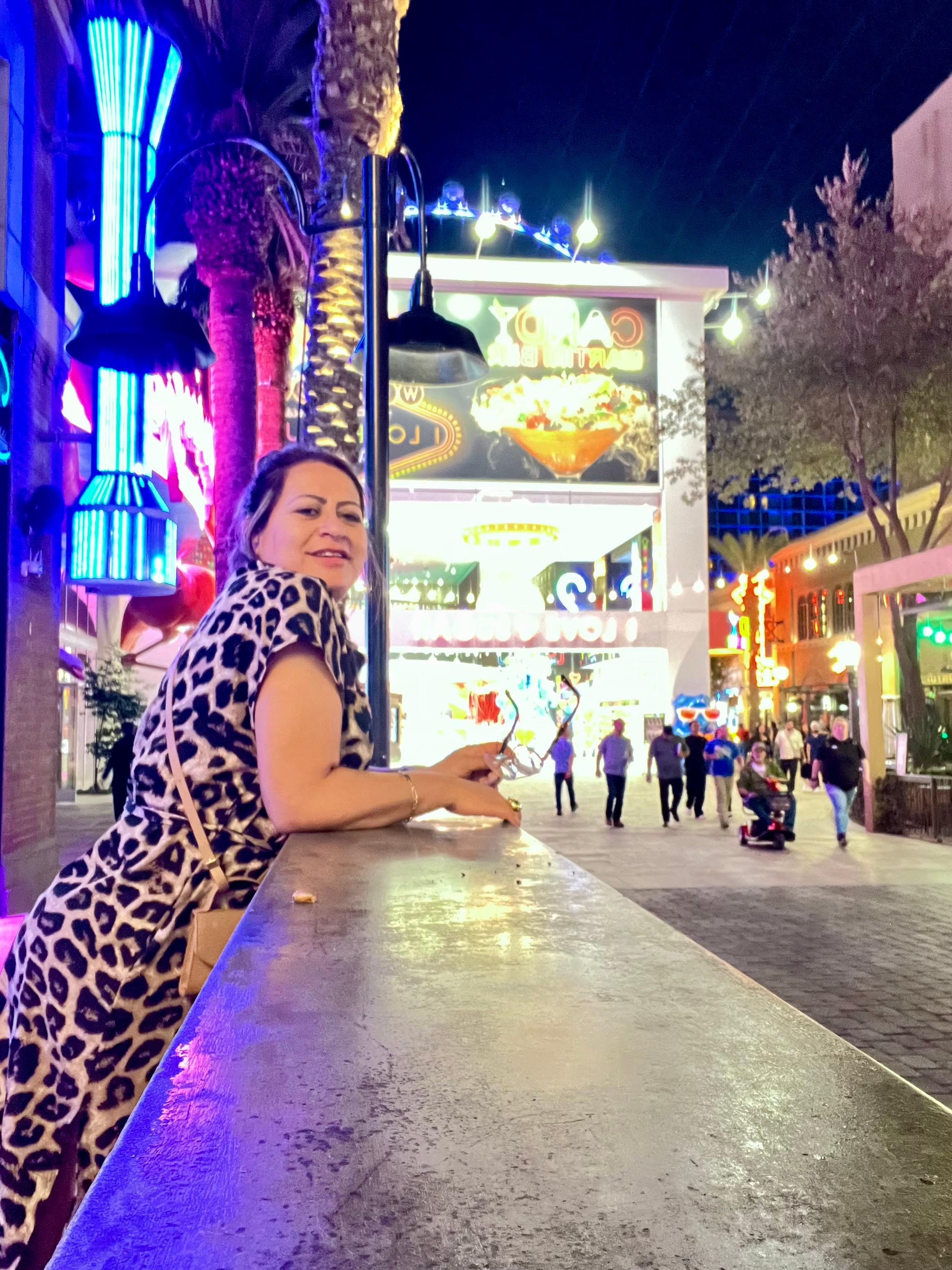 Calle de restaurantes a la salida del flamingo