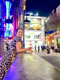 Calle de restaurantes a la salida del flamingo