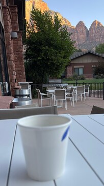Alba nel terrazzo davanti alla sala colazione