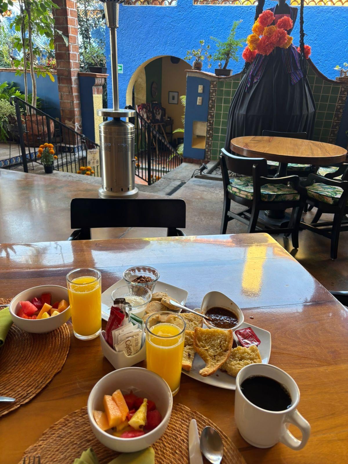 El desayuno que incluía fue delicioso y los meseros sumamente atentos.