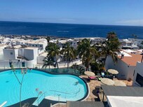 Aussicht auf Pool, Hafen und Meer