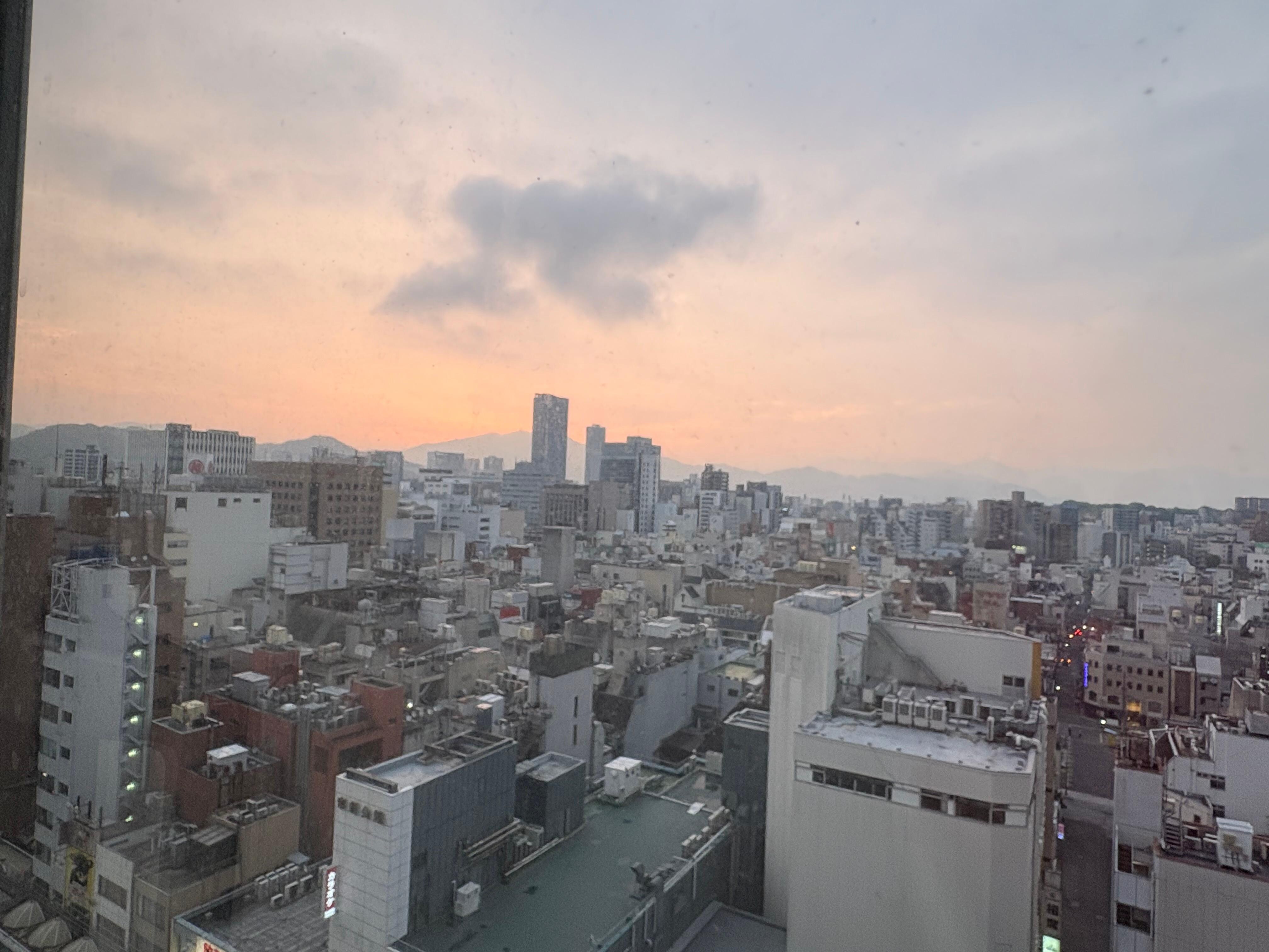 部屋の窓から見えた朝焼け