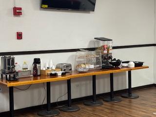 Free continental breakfast from 6 to 9am. Toast, cereals, juice, coffee and tea