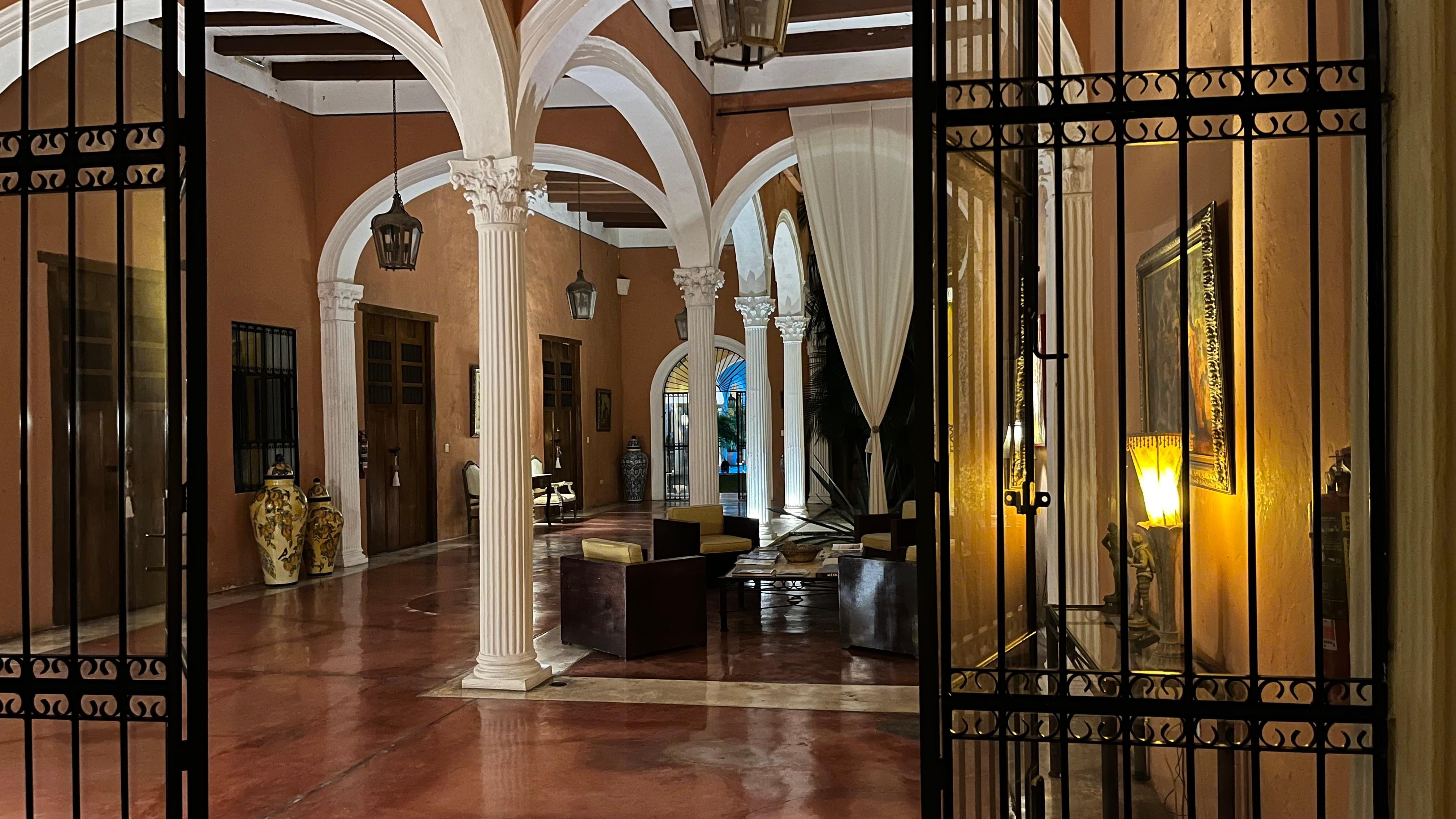 Parte del lobby de la hacienda