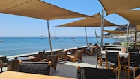 si può anche pranzare/cenare sul mare nell'ottimo cafè dell'albergo