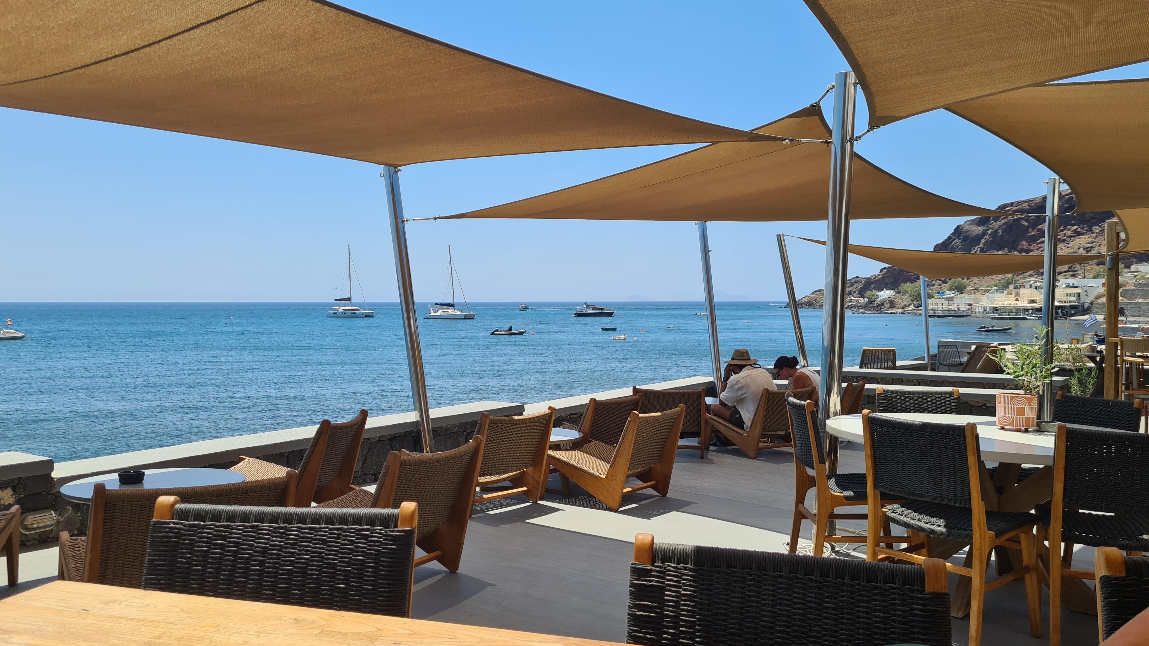si può anche pranzare/cenare sul mare nell'ottimo cafè dell'albergo