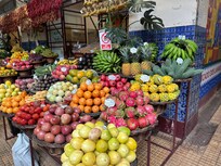 De overdekte markt pal t.o. het appartement.