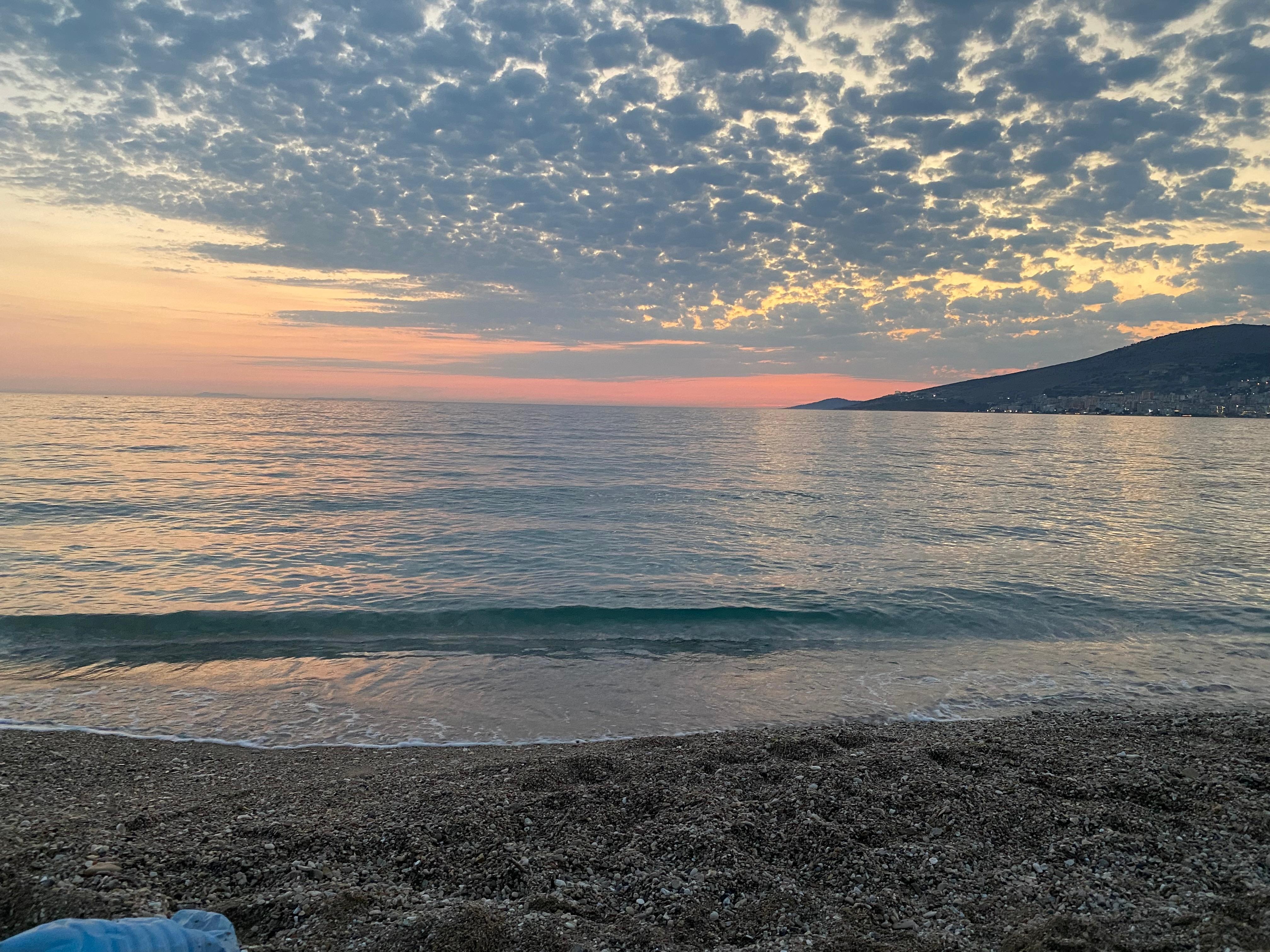 Nydelig solnedgang ved stranden