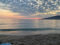 Nydelig solnedgang ved stranden