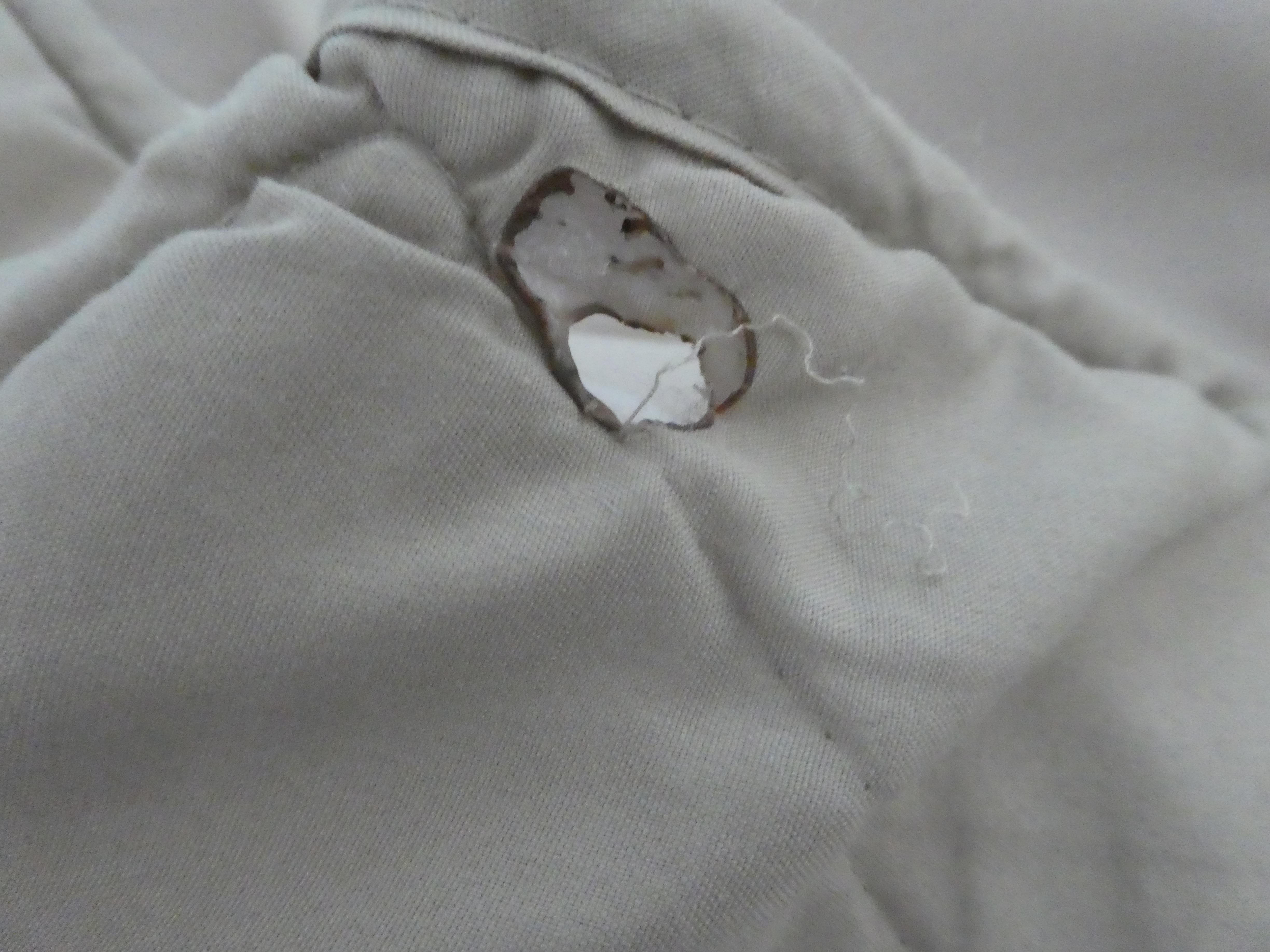 couette avec trou de cigarette