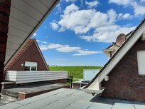 Blick aus dem Wohnzimmer zum Deich.