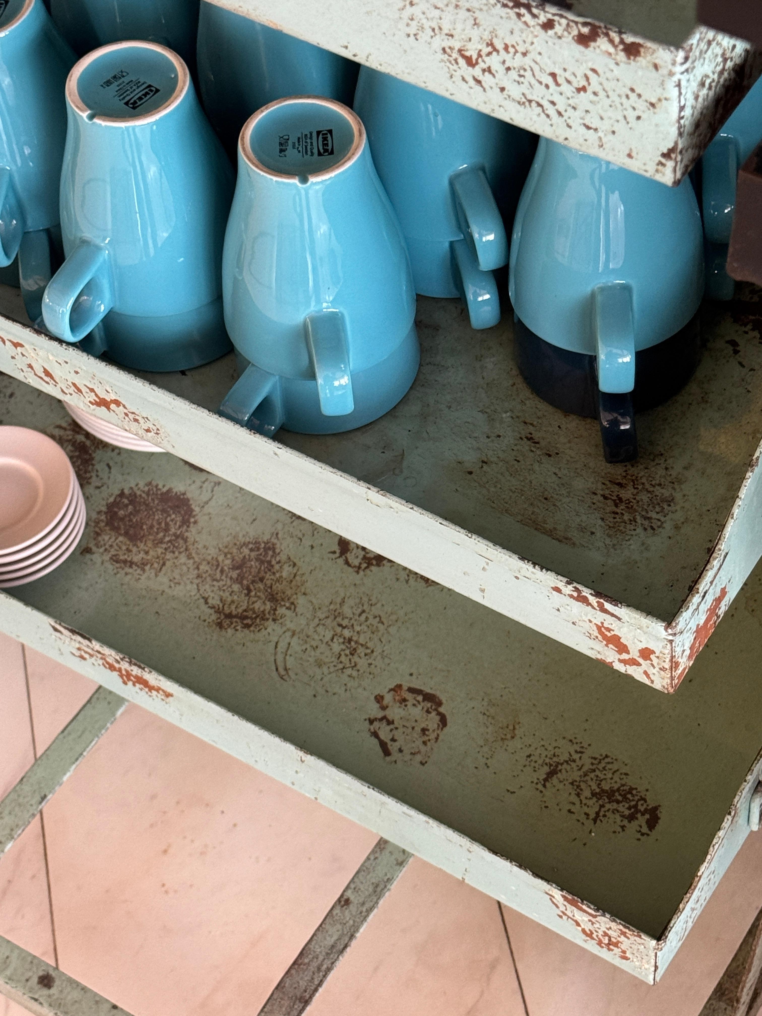 Tazze del caffè appoggiate sulla RUGGINE senza neanche una tovaglietta 