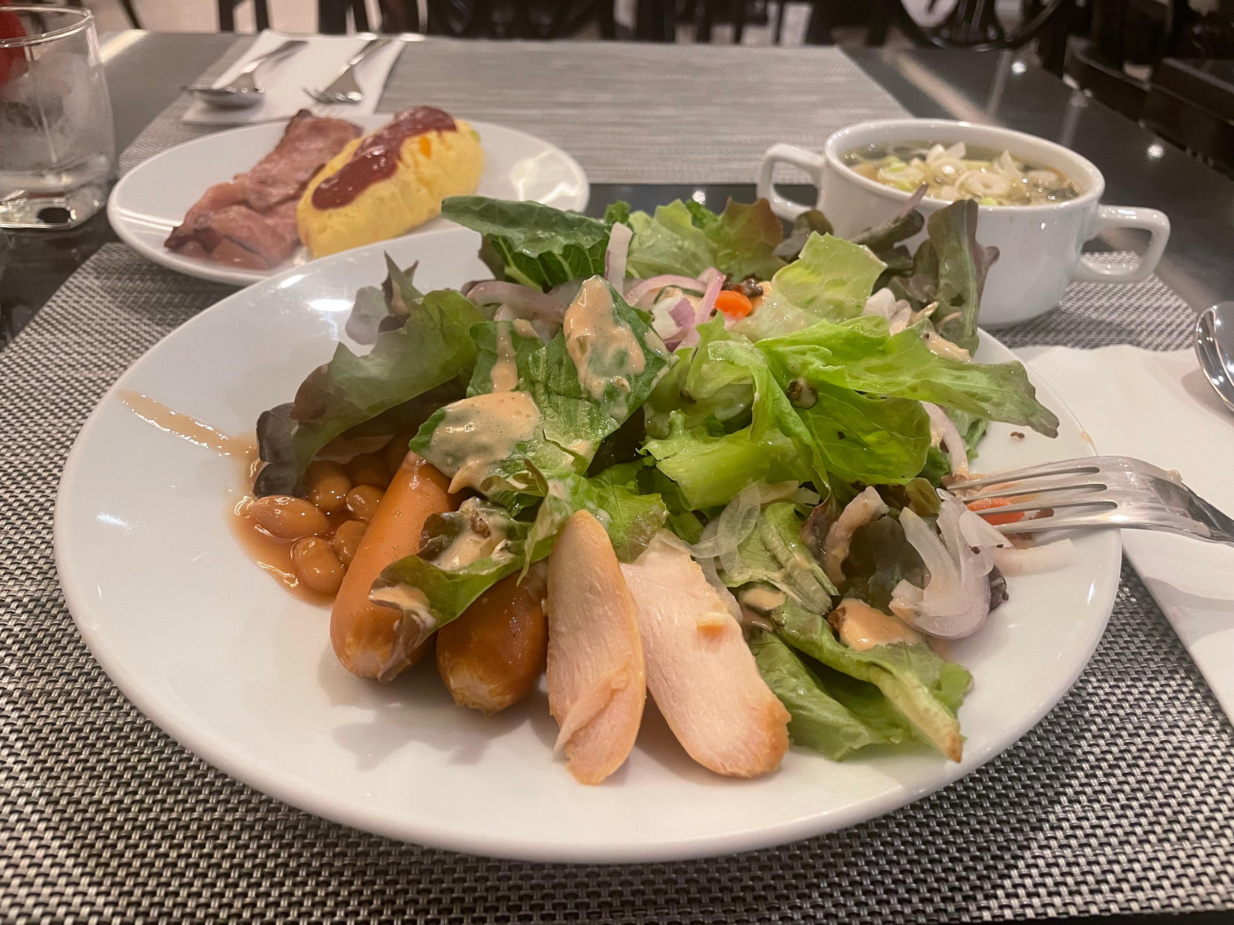 朝ブュッフェはラインナップ豊富、卵料理とタイ麺料理はオーダー作りたて提供