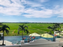 Bơi và ngắm mây trời cùng cánh đồng lúa trải dài