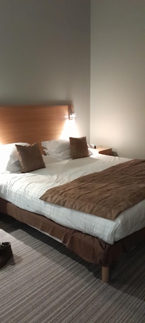 Un trĂšs grand lit, trĂšs confortable et oreillers moelleux