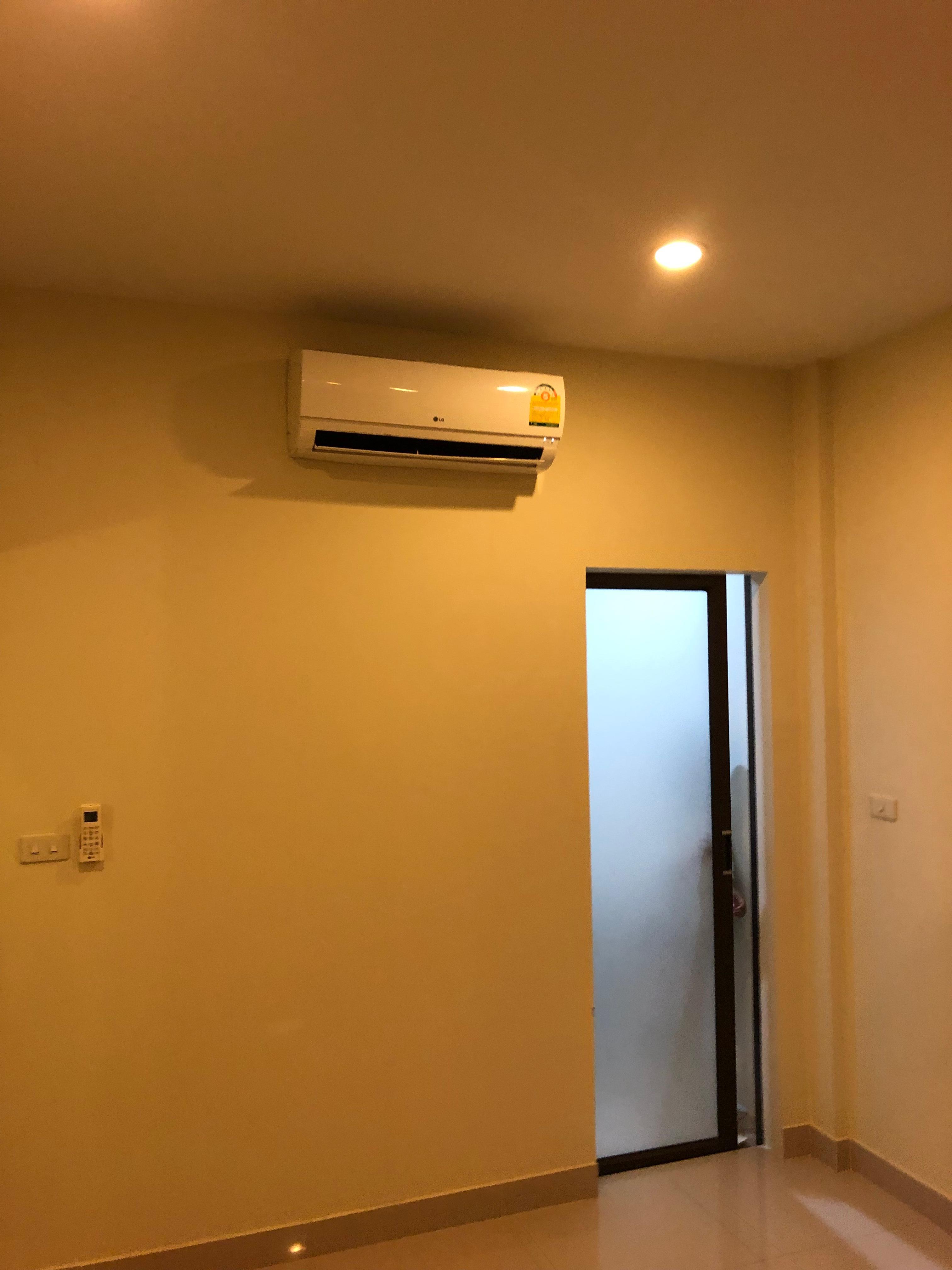 Bedroom air conditioning. Bathroom entrance.