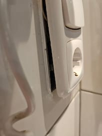Kaputte Steckdose im Nassbereich.