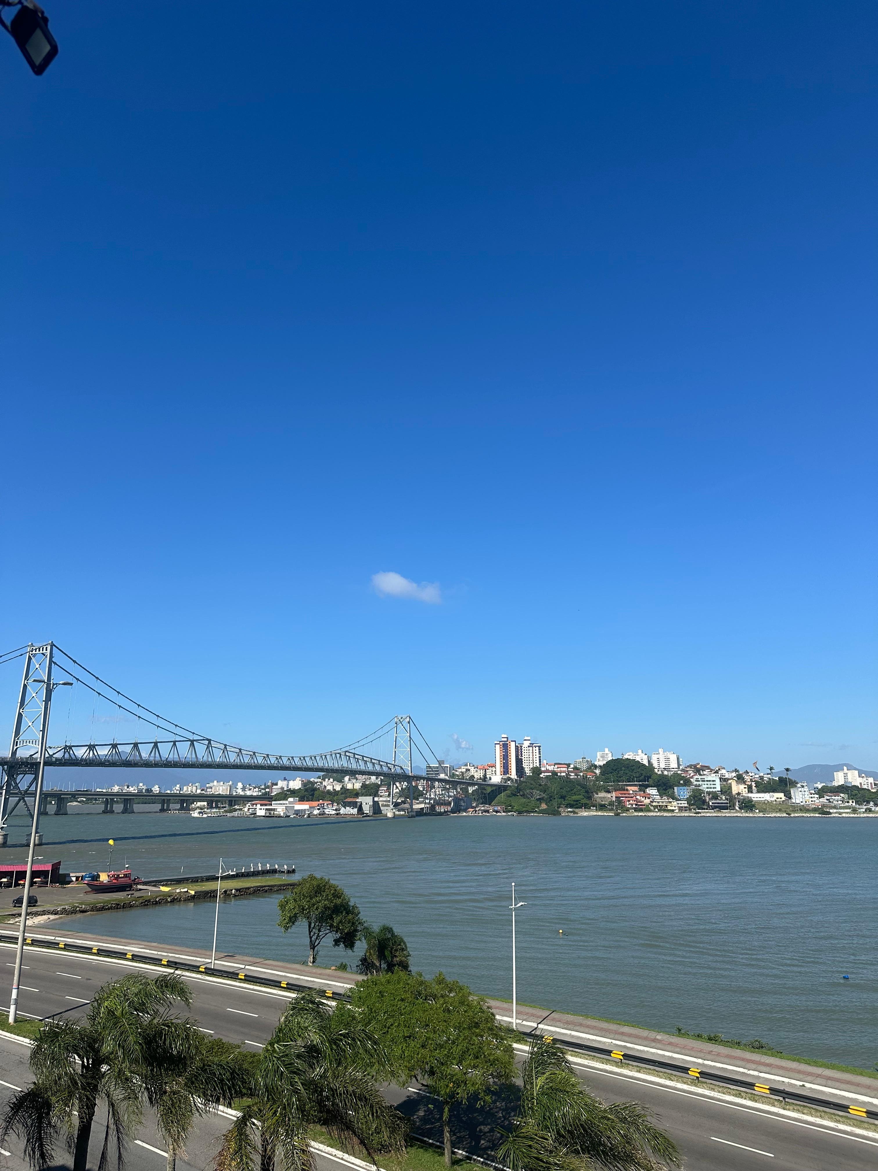 Vista do quarto para a ponte Hercilio Luz