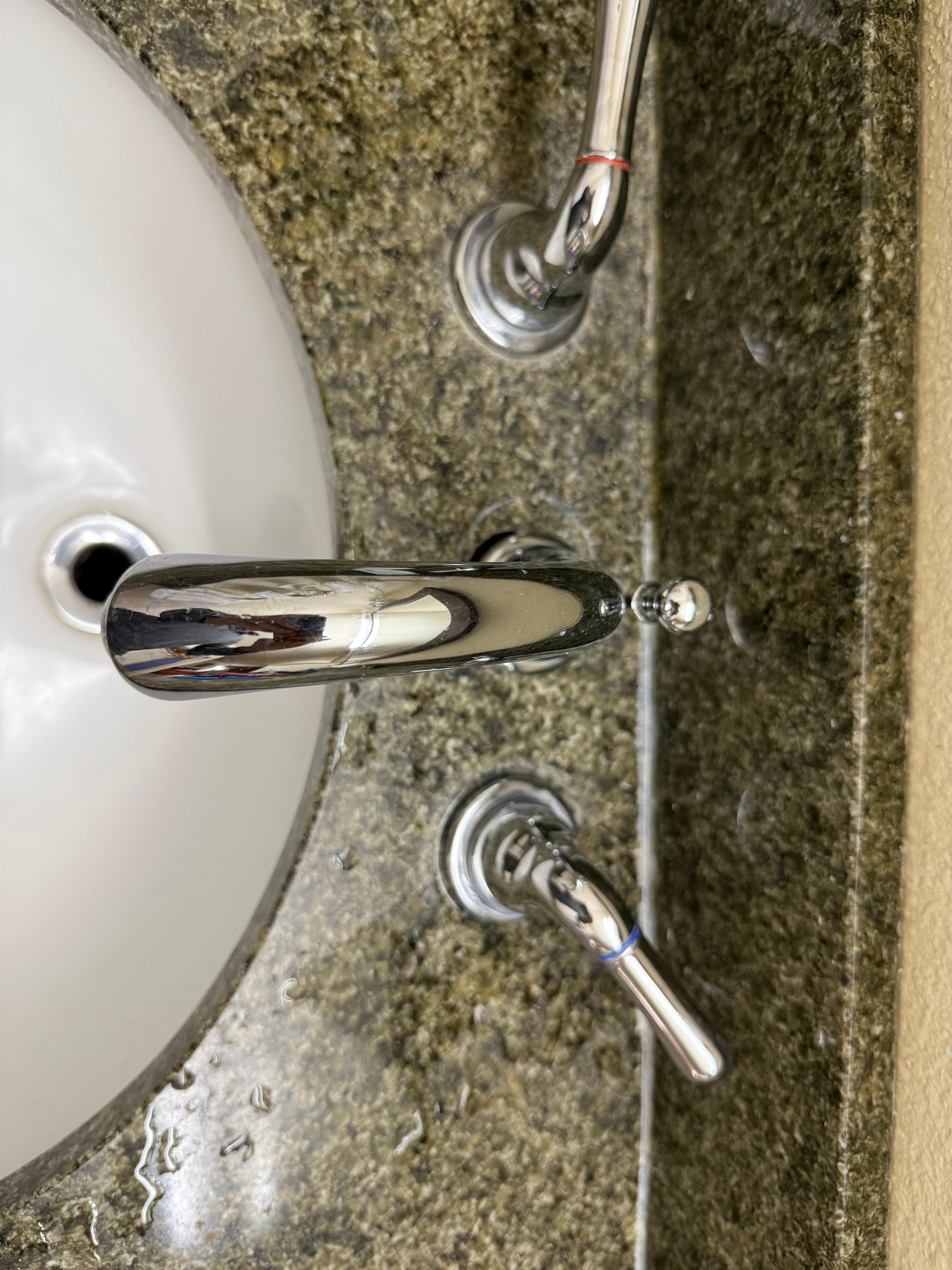 Loose sink fixtures