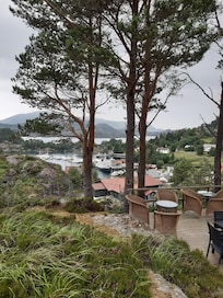Fra hotellets hage med utsikt over havna
