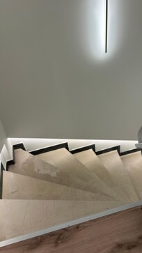 Super dangers and risky stair super narrow and the holder was loose we had to balance bettthe wall and the luggage