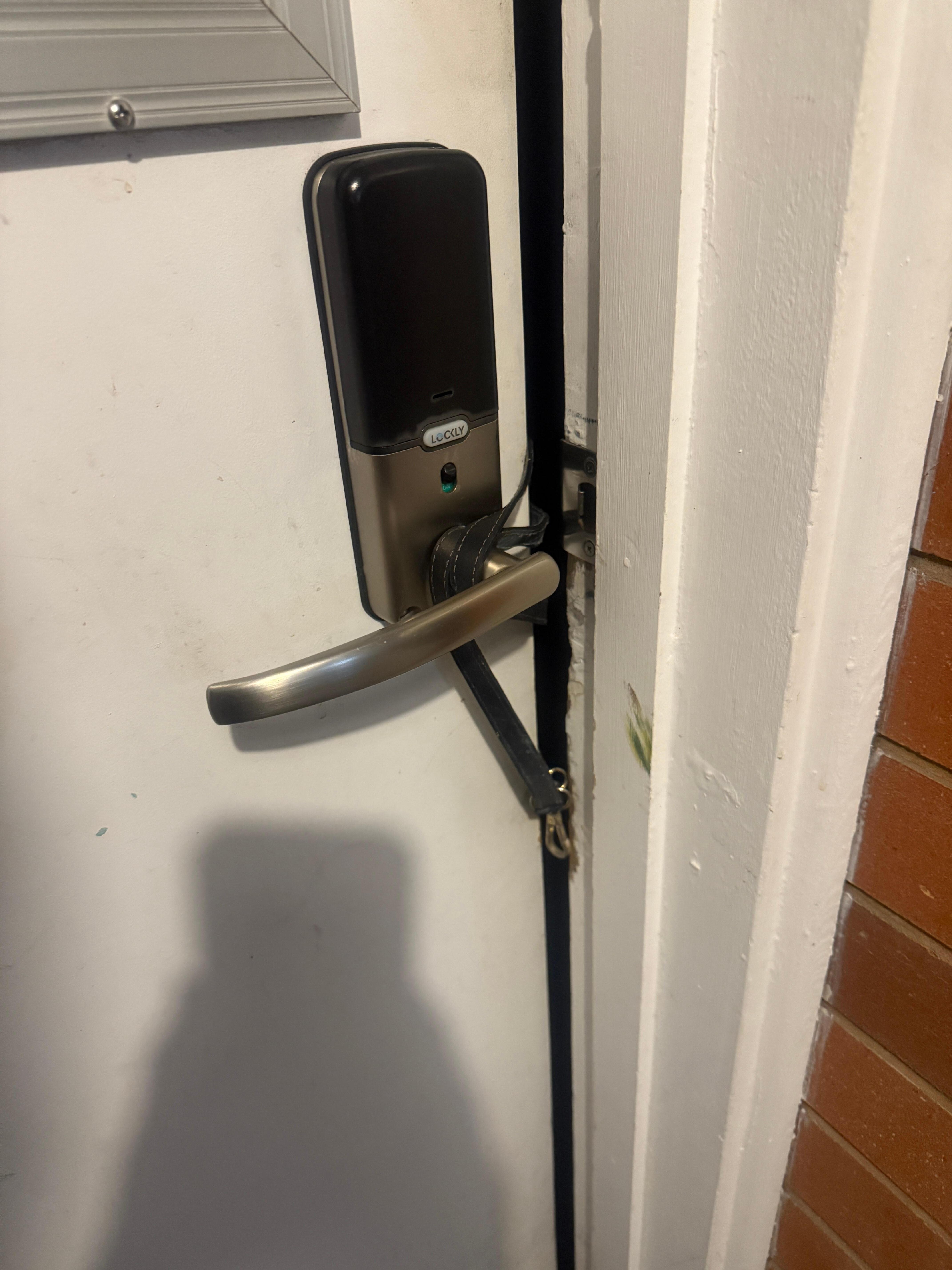 The front door couldn't be closed, someone can get in without the key.