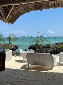 Solnedgangs bar hvor havemøbler var lidt ramponerede og der manglede hynder.