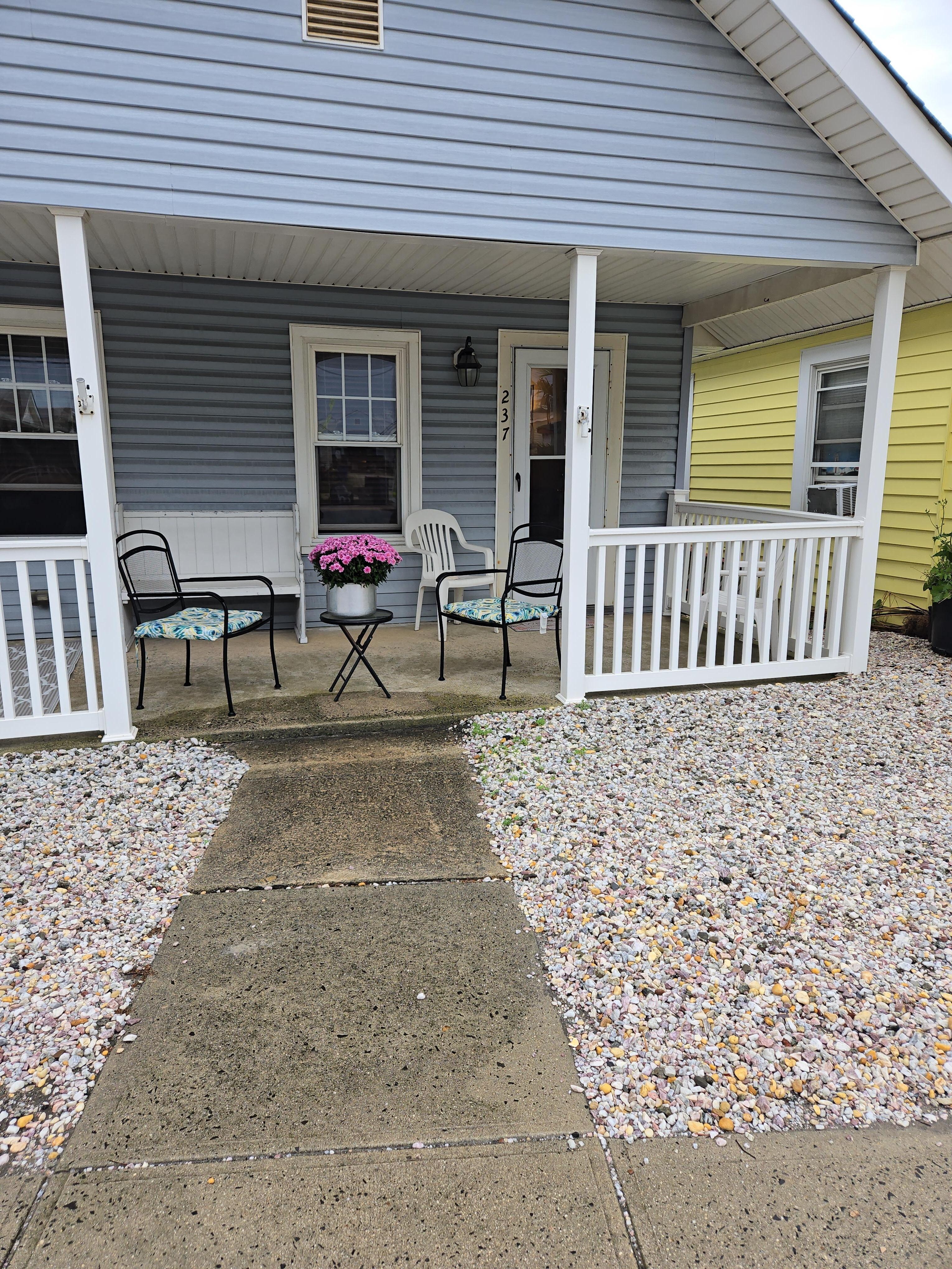 Super cute porch with space