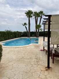 Blick von Haus auf Pool