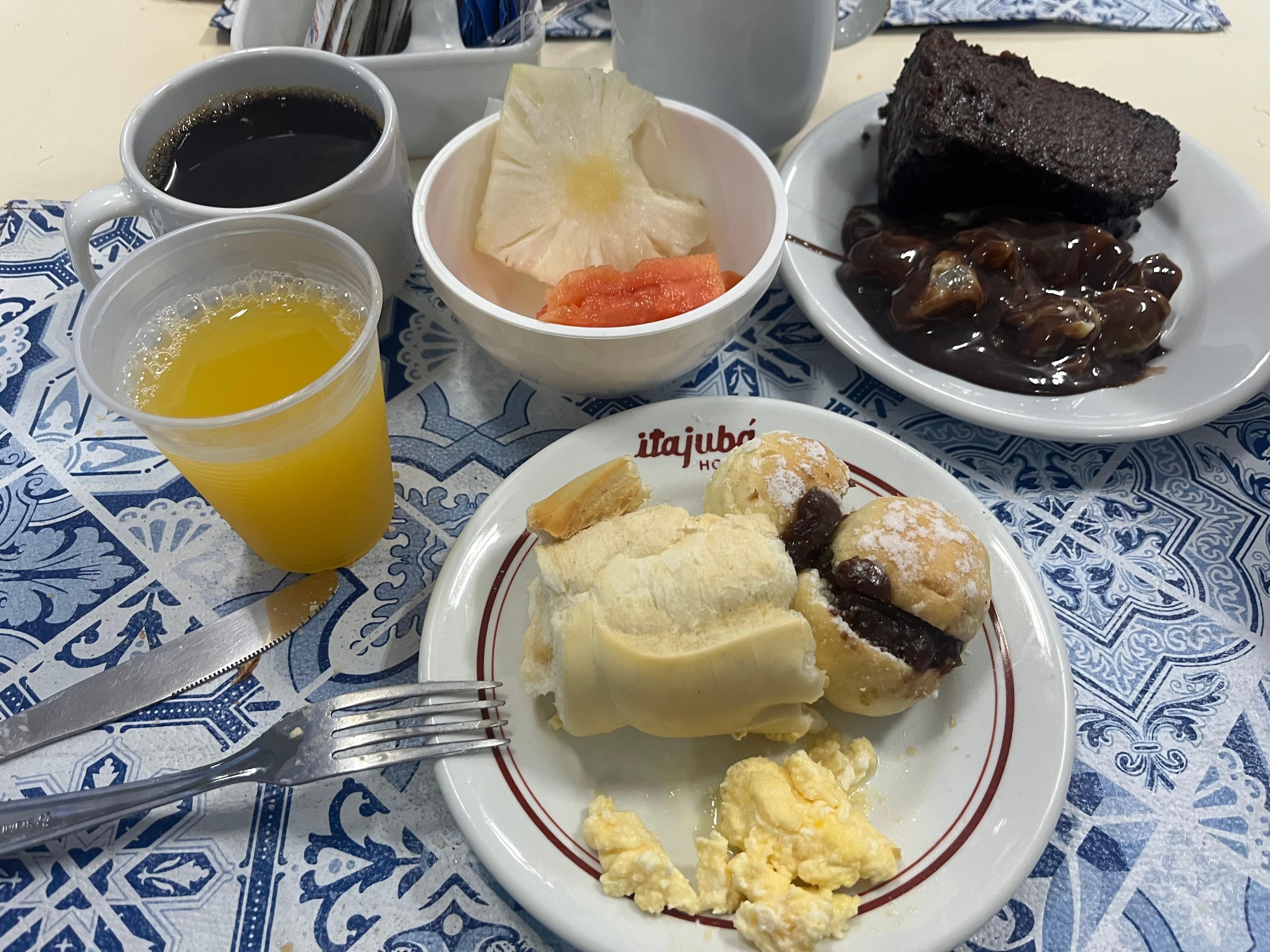 Café da manhã com ótima variedade 