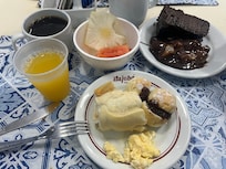 Café da manhã com ótima variedade