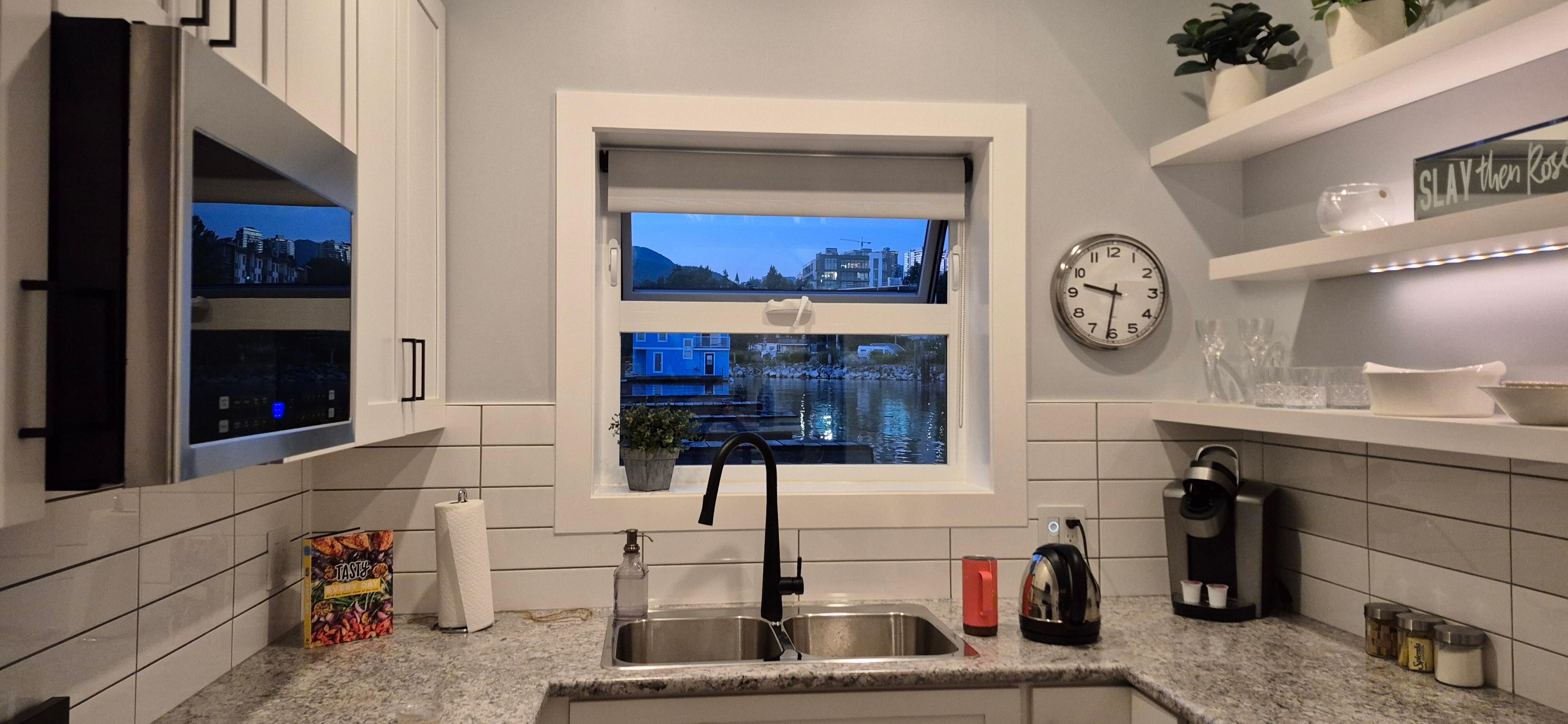 Lovely well stocked kitchen 