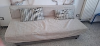 Das ist das Schlafsofa.... total duchgesessen/durchgelegen. Absolut unbequem