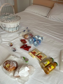 Composition du petit déjeuner présenté, chaque jour, dans un joli panier