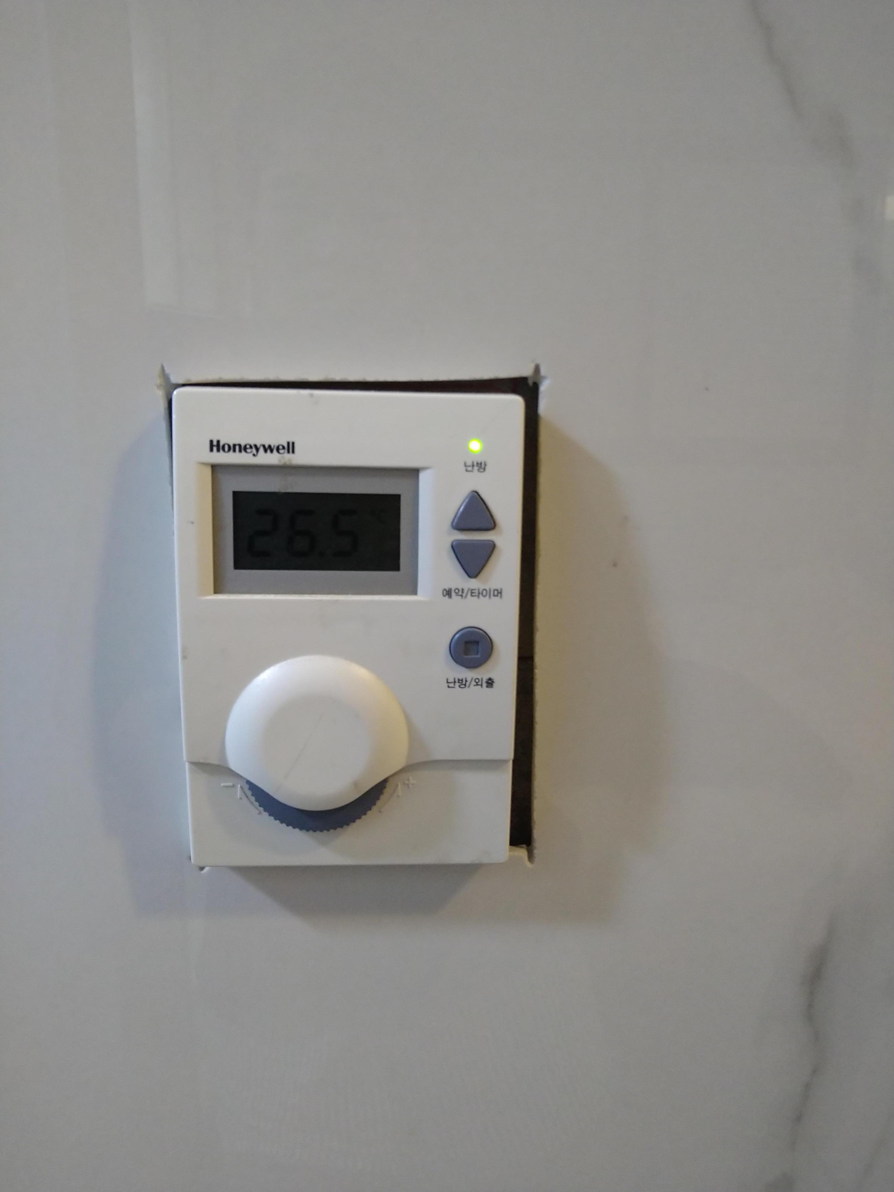 床暖房のスイッチと壁穴の収まりが悪い。