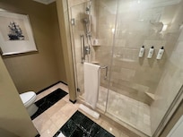 Badrummet taget med dörren till höger