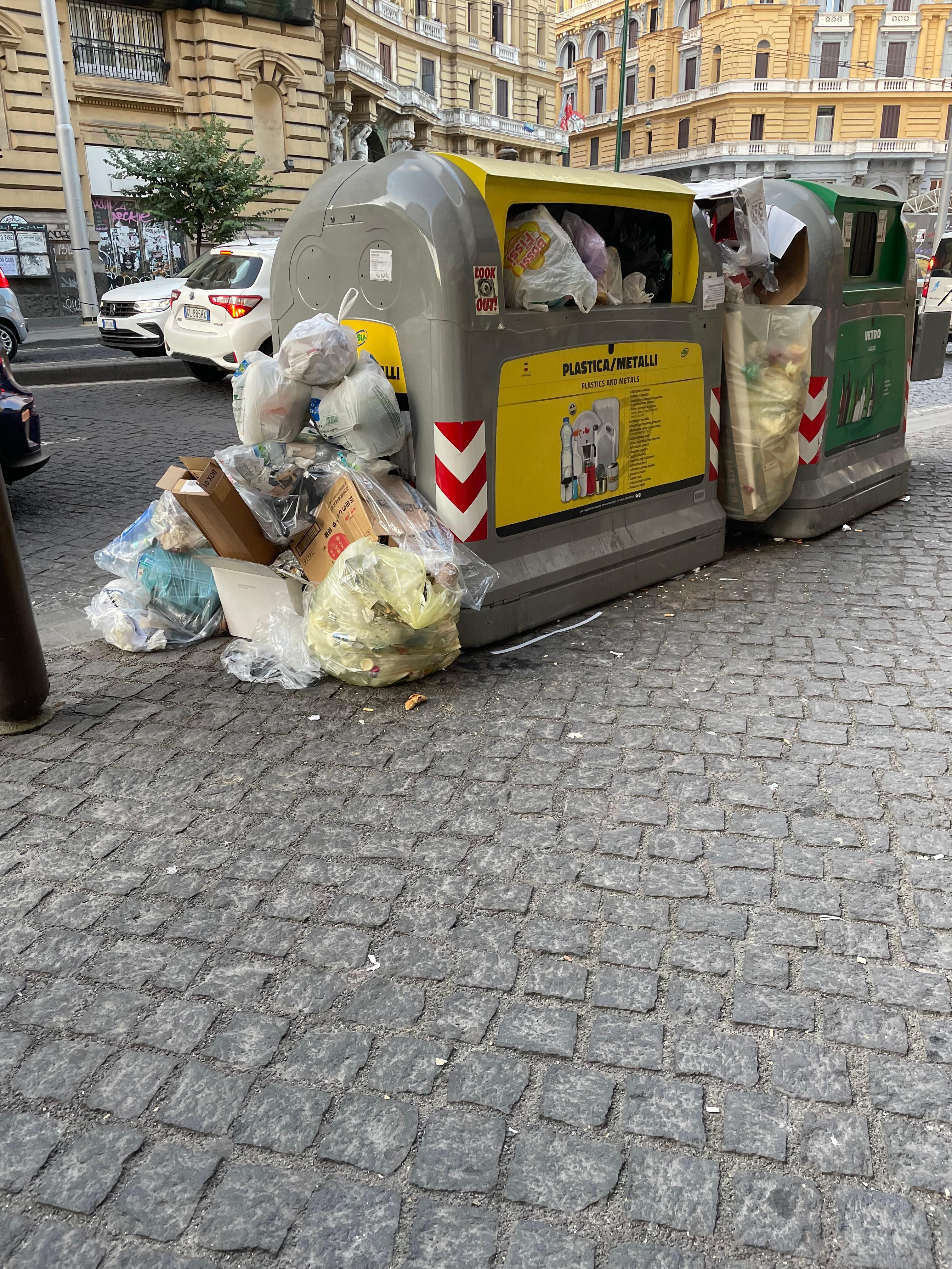 Monticule de poubelles à chaque coin de rue..