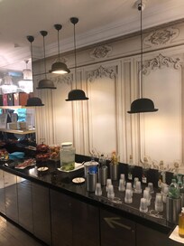 Snacks og drikkelse til rådighed hele dagen fra morgenmads-baren