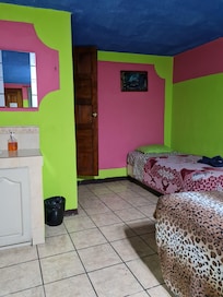 Habitacion amplia y limpia con agua caliente y tv de buen tamaño.