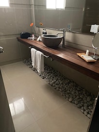 Banheiro lindo com porcelanato e detalhe das pedras