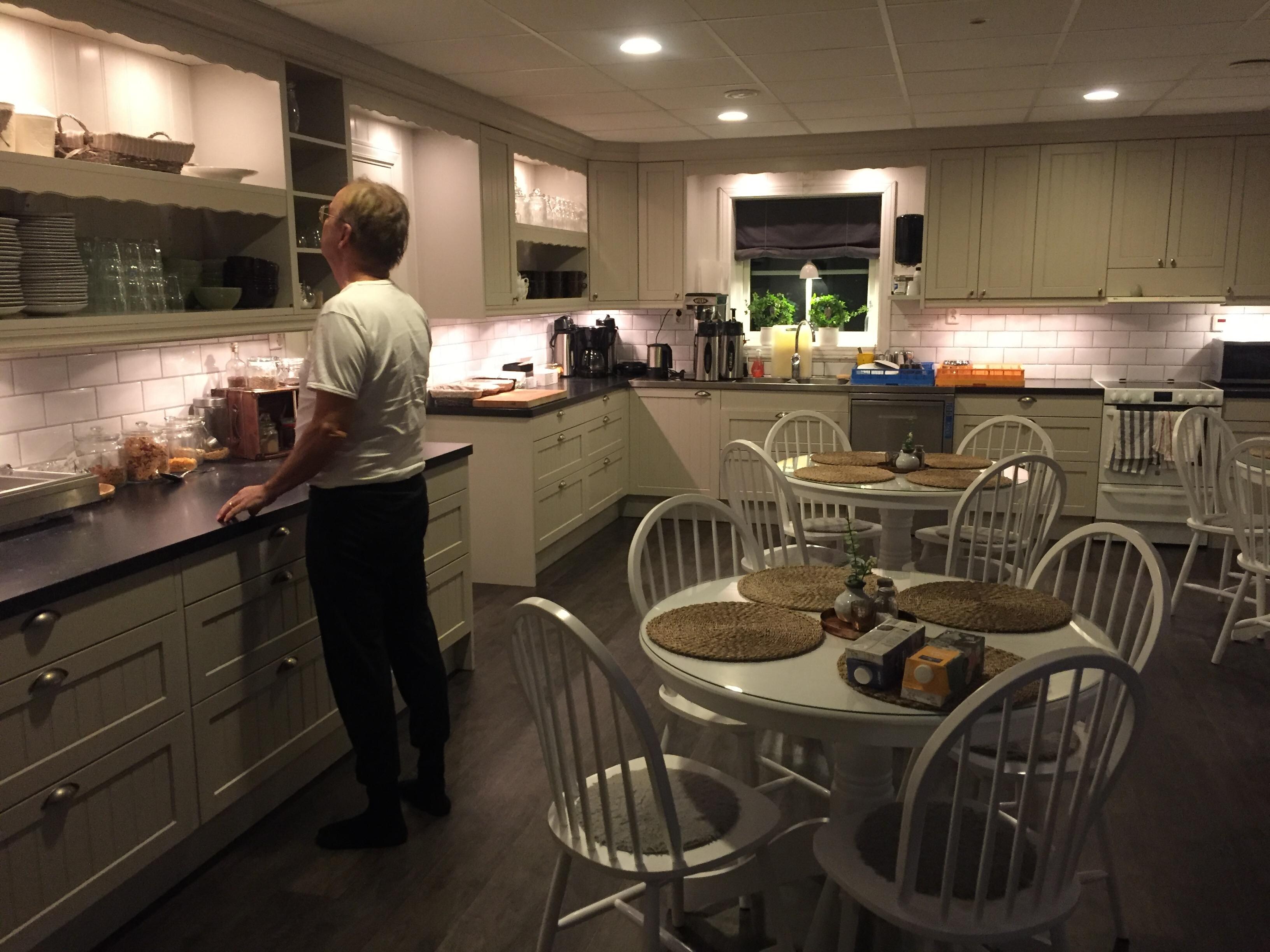 Fräsch matsal med lagom stor frukost