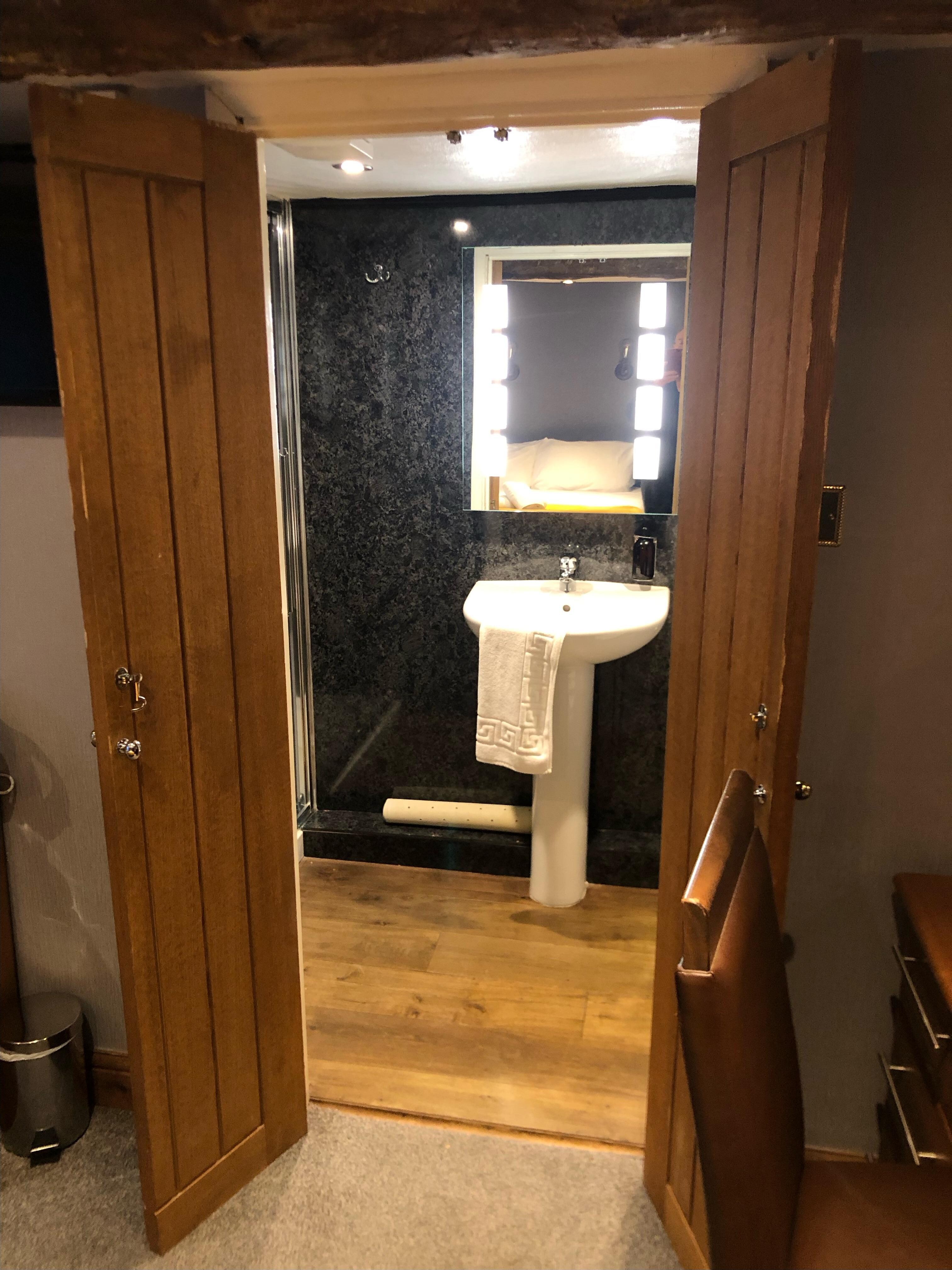 Double doors to ensuite