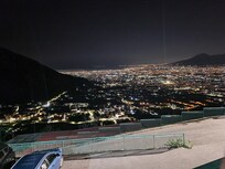 Vista dall'hotel, in primo piano del parcheggio, sullo sfondo Pompei e il Vesuvio